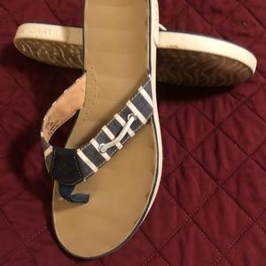 Sperry flip flops